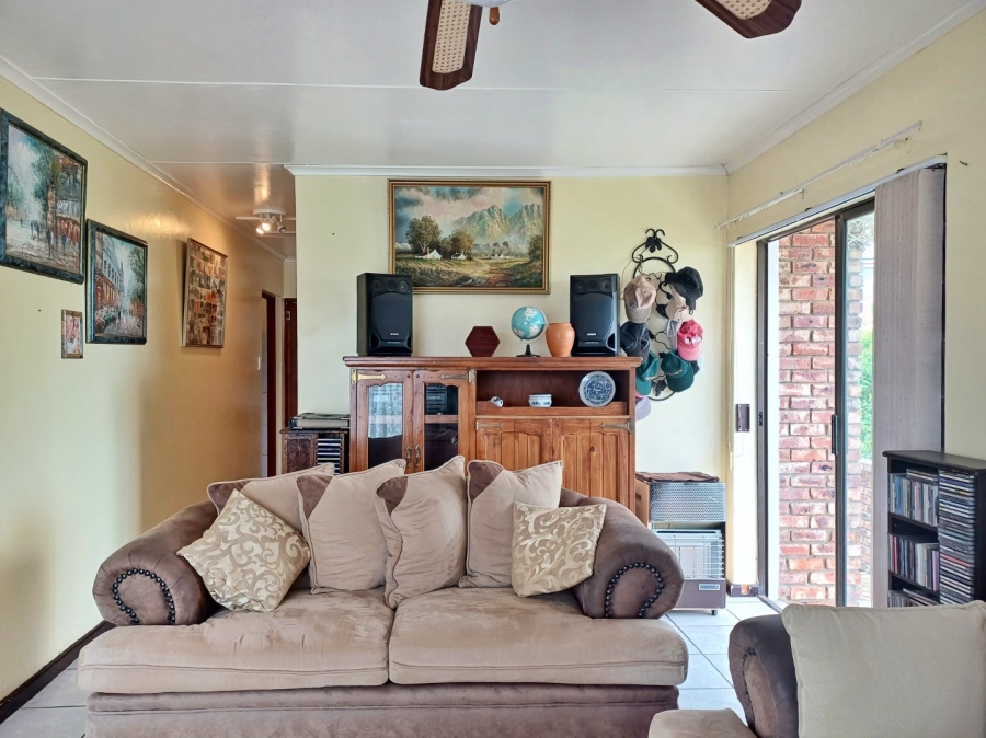 2 Bedroom Property for Sale in Fraaiuitsig Western Cape